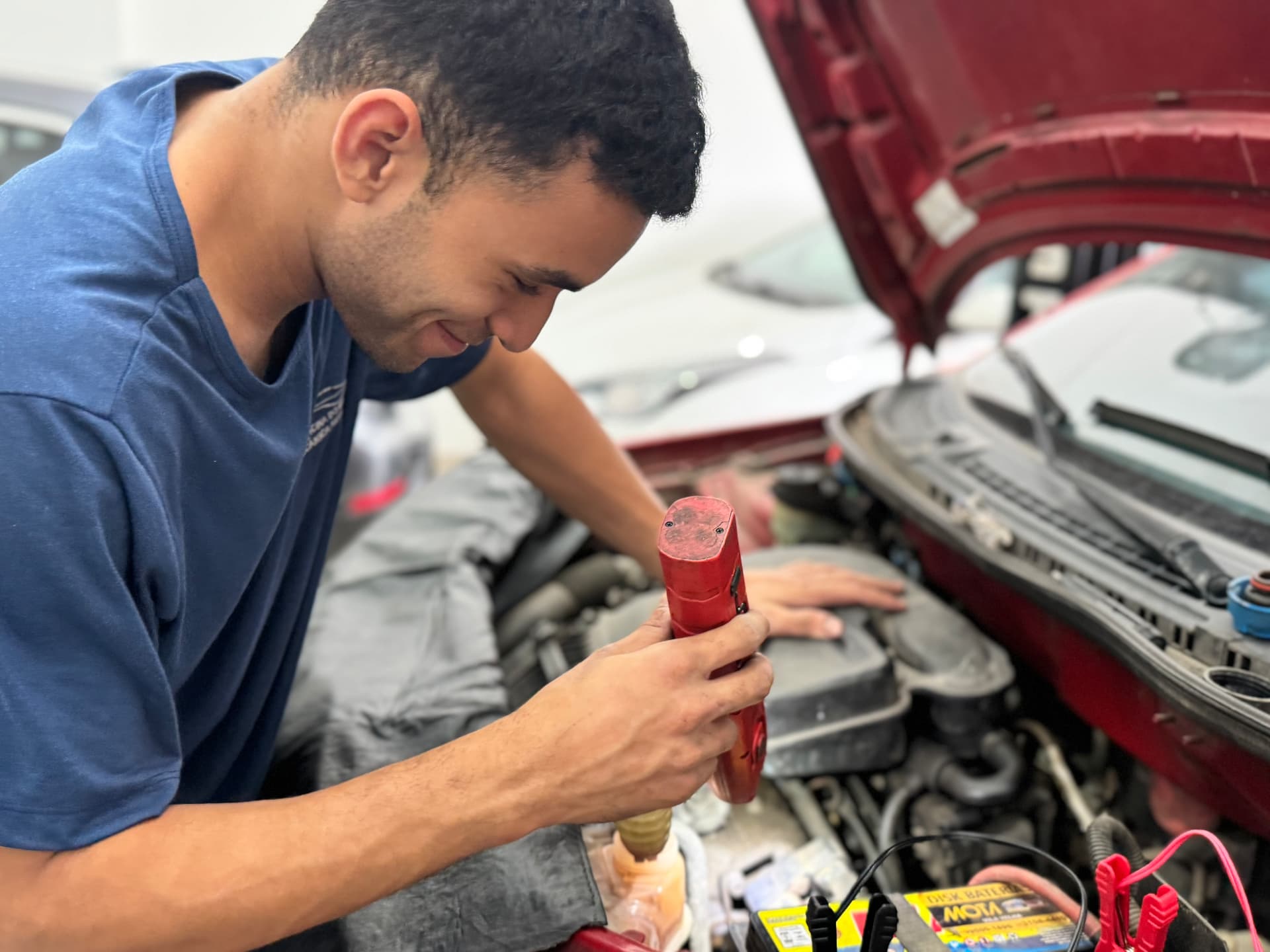 Serviço de mecânica no motor de um carro