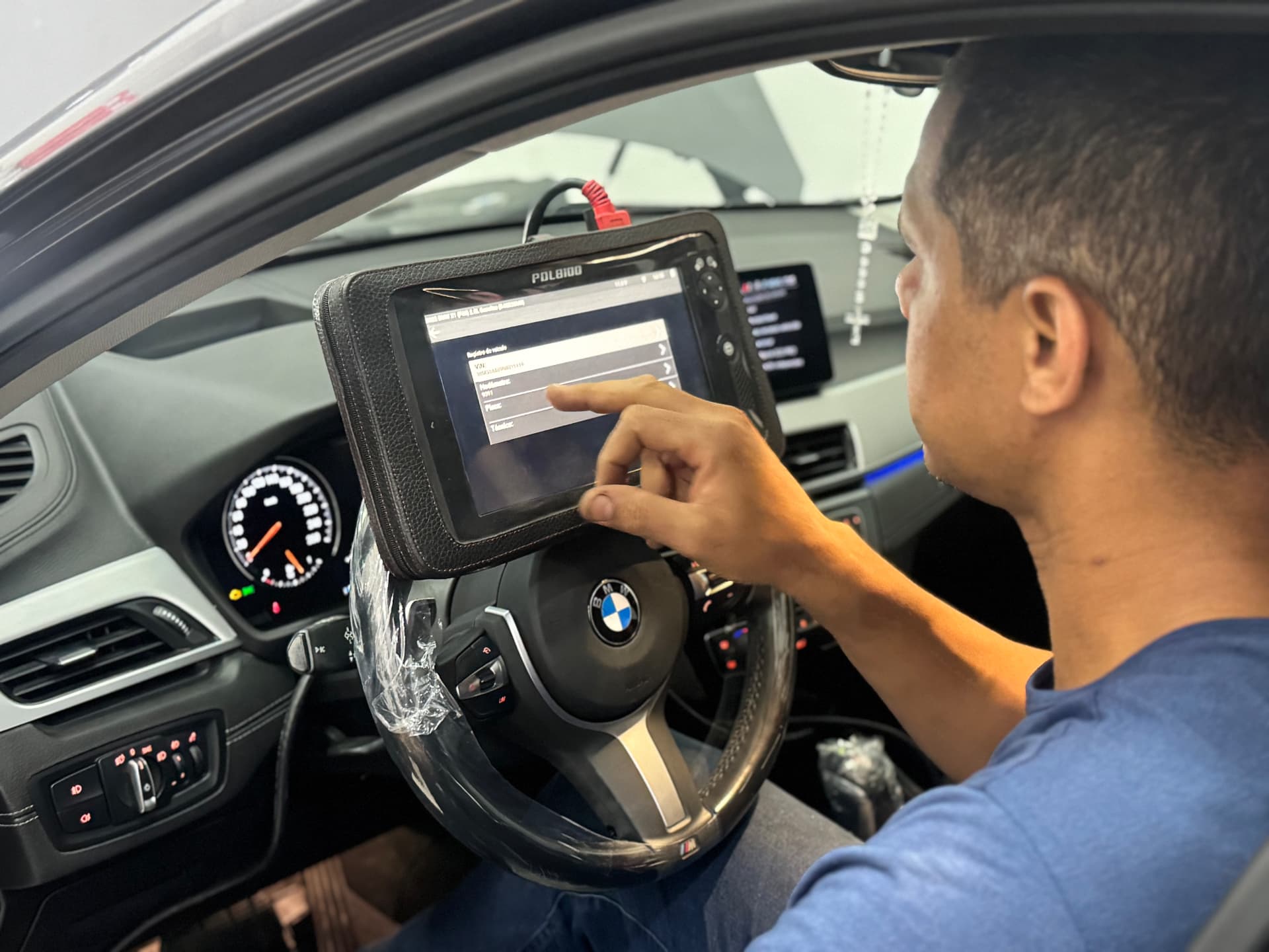 Diagnóstico automotivo com scanner na Oficina do Grande